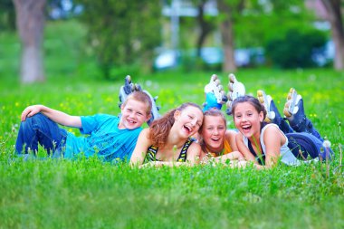 mutlu genç arkadaşlar spring Park'ta eğleniyor