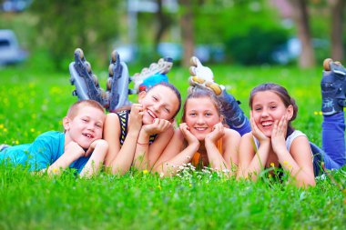 mutlu genç arkadaşlar spring Park'ta eğleniyor