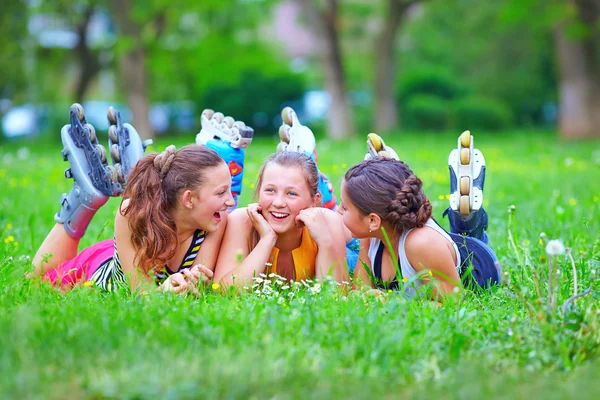 Felizes amigos adolescentes se divertindo no parque da primavera — Fotografia de Stock