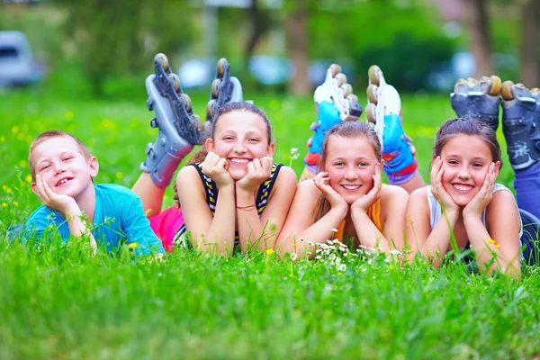 Amigos adolescentes felices divirtiéndose en el parque de primavera — Foto de Stock