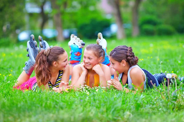 Amigos adolescentes felices divirtiéndose en el parque de primavera — Foto de Stock