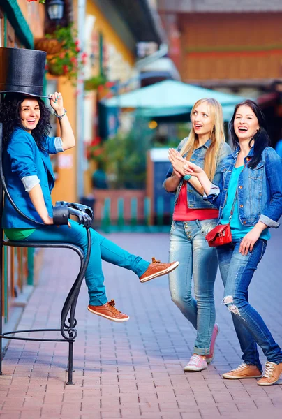 Amigos felices divirtiéndose en la vieja calle de la ciudad — Foto de Stock