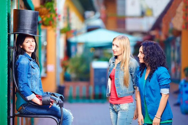 Gelukkig vrouwelijke toeristen plezier in de stad — Stockfoto