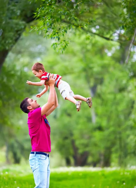 Glücklicher Vater und Sohn spielen draußen im Frühlingswald — Stockfoto