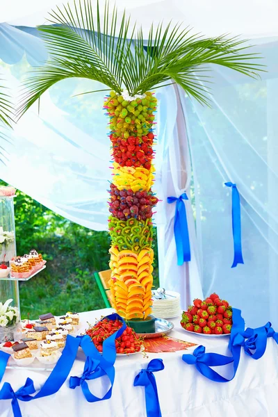 Kleurrijke groenten en taart decoratie op feestzaal partij — Stockfoto