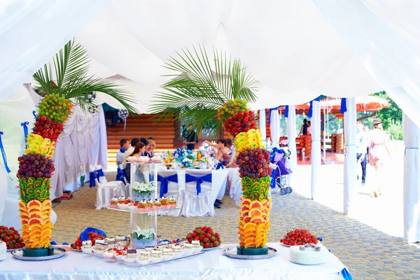 Colorida decoración de frutas y pasteles en fiesta de banquete — Foto de Stock