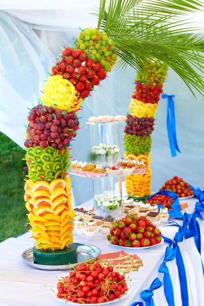 Kleurrijke groenten en taart decoratie op feestzaal partij — Stockfoto