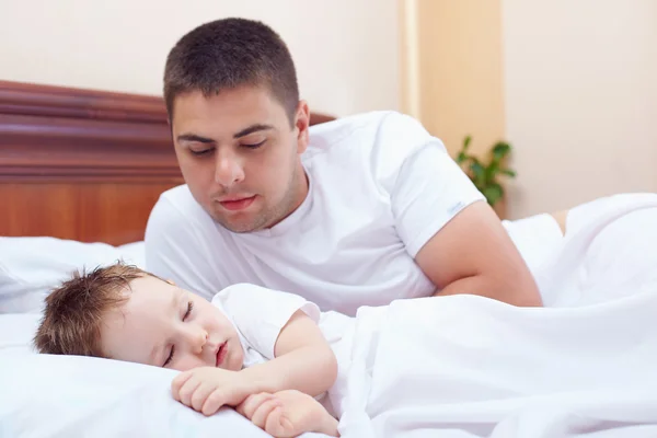 Padre feliz viendo al hijo duerme — Foto de Stock