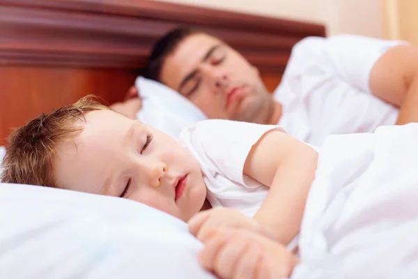 Père et bébé dorment au lit — Photo