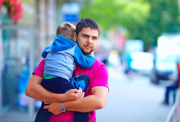 Imagem sincera do pai com o filho andando no ctreet — Fotografia de Stock