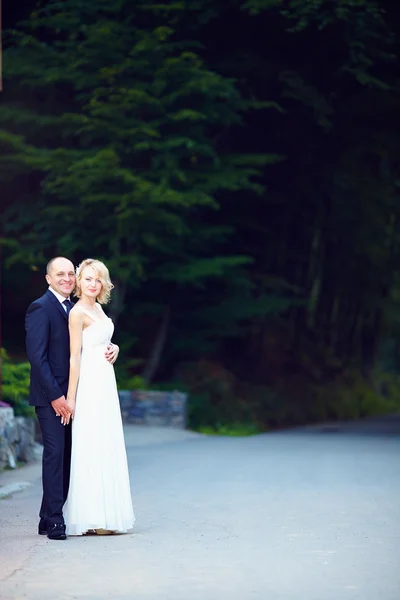 Happy wedding couple portrait, outdoors — Stok Foto