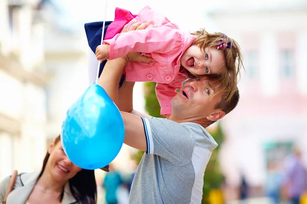 Feliz pai e filha se divertindo, ao ar livre — Fotografia de Stock