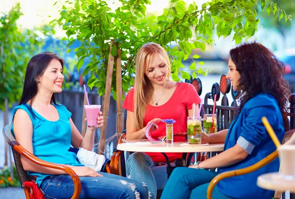 Trzy piękne dziewczyny, siedząc na tarasie kawiarni — Zdjęcie stockowe