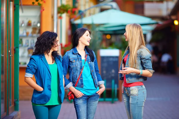 Happy kvinnliga vänner på kvällen street — Stockfoto