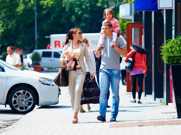 Familie wandelen van de stad straat, casual levensstijl — Stockfoto