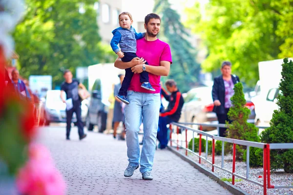 父亲带着儿子走在大街的坦率形象 — 图库照片
