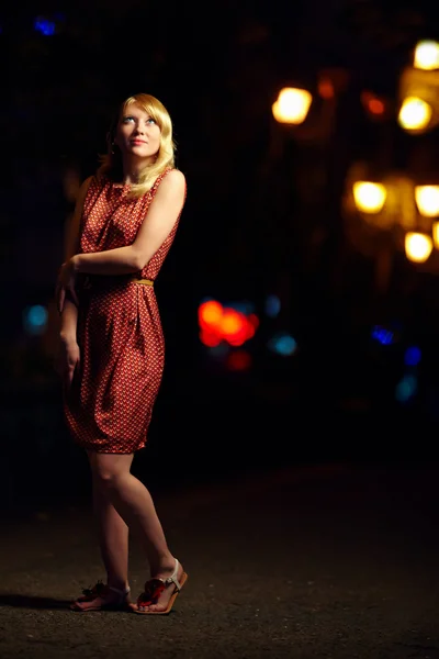 Elegante Frau auf hellem Hintergrund Stadt — Stockfoto