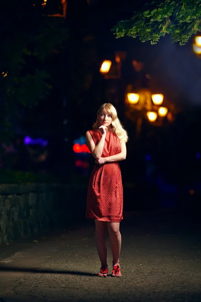 Elegantní žena na ulici v noci — Stock fotografie