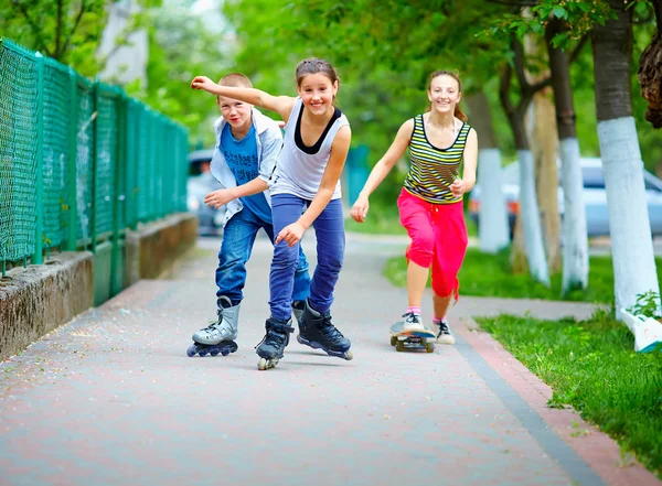 Felizes amigos adolescentes jogando ao ar livre — Fotografia de Stock