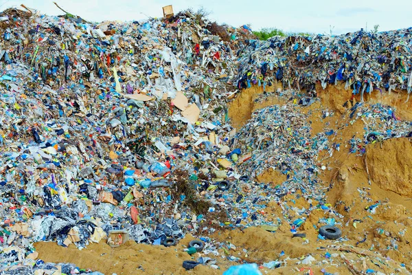 Tons of plastic waste on sky background — Stock Photo, Image