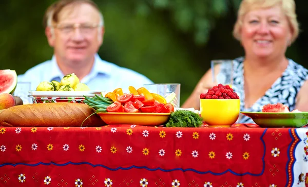 Açık havada yemek mutlu olgun çift — Stok fotoğraf