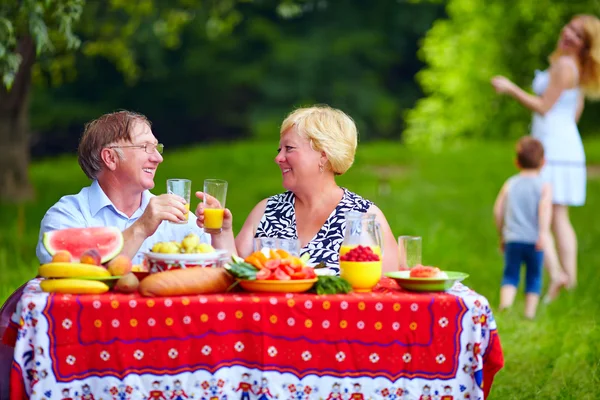 Lycklig familj som har picknick utomhus — Stockfoto