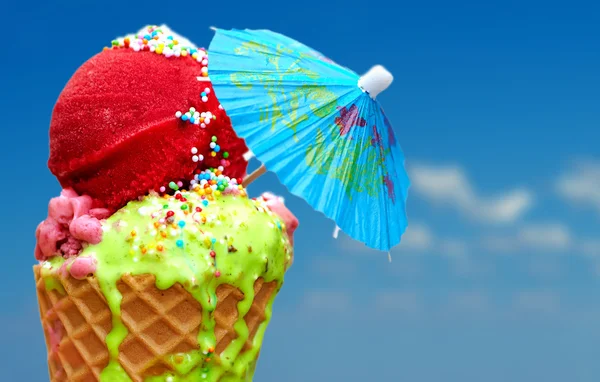 Смачне танення морозива на літньому фоні — стокове фото