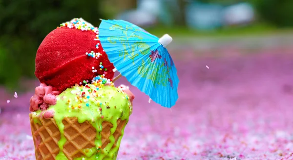 Saboroso sorvete derretendo em fundo colorido — Fotografia de Stock