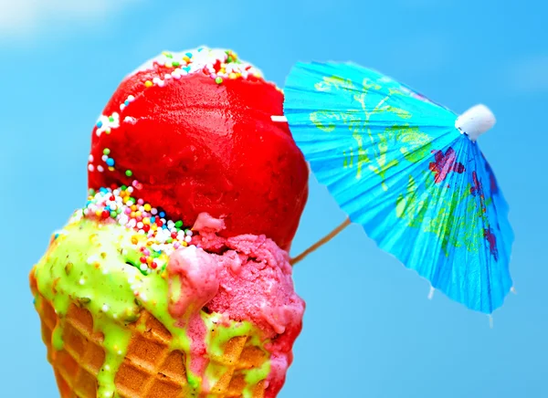 Sabroso helado derretimiento en el fondo de verano —  Fotos de Stock