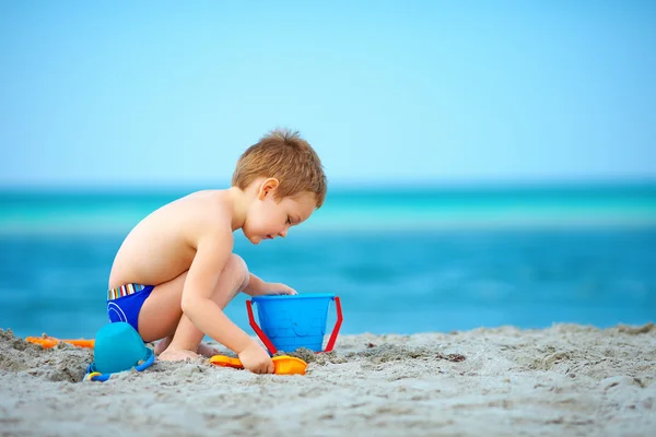 Χαριτωμένο παιδί που παίζει στην παραλία θάλασσας — Φωτογραφία Αρχείου