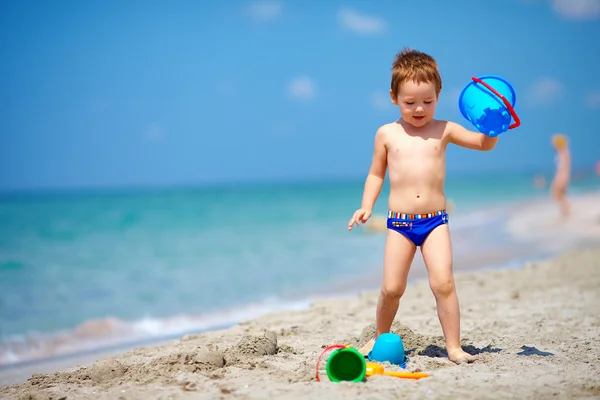 Lindo niño jugando en la playa del mar — Foto de Stock