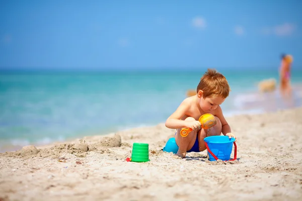 Lindo niño jugando en la playa del mar — Foto de Stock