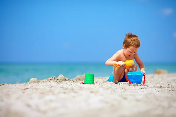 Cute kid playing on the sea beach — Stock Photo, Image