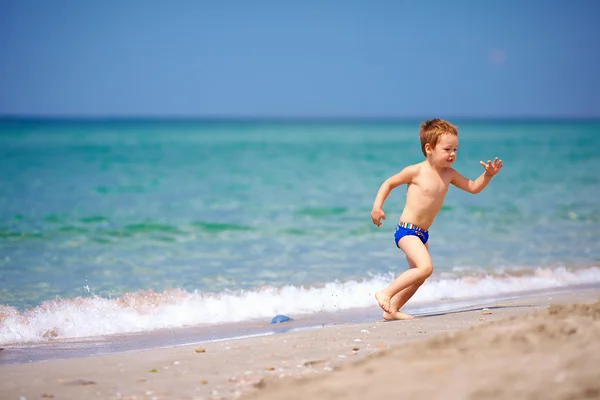 Roztomilé dítě hraje na mořské pláži — Stock fotografie