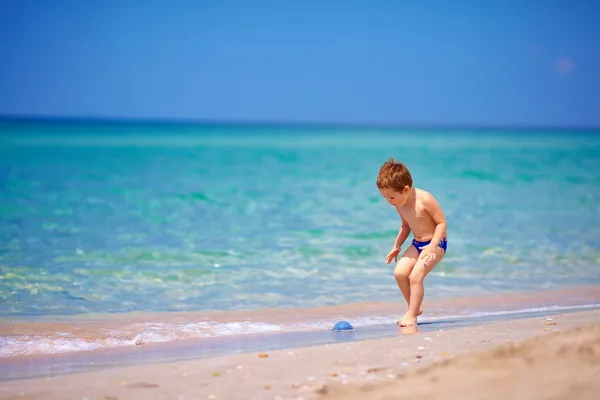 Schattige jongen spelen op het strand van de zee — Stockfoto