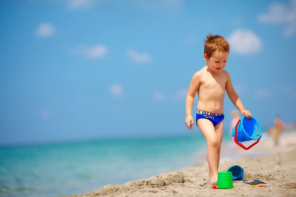 Lindo niño jugando en la playa del mar — Foto de Stock