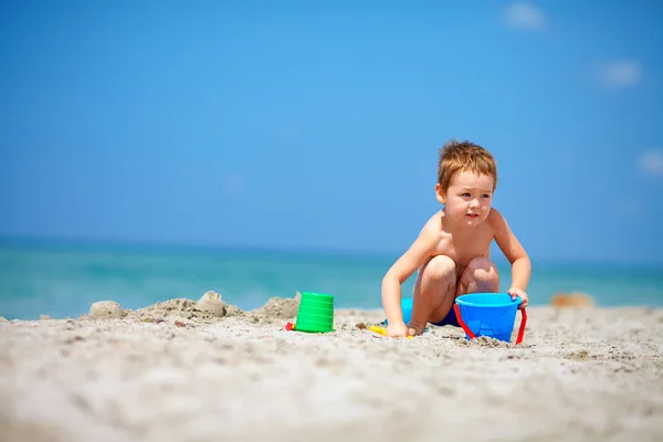 Lindo niño jugando en la playa del mar — Foto de Stock