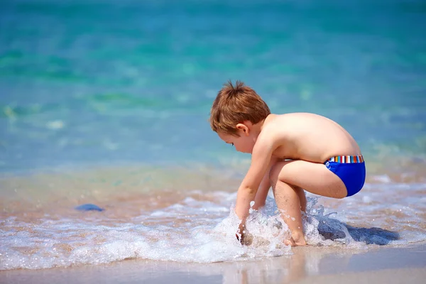 Lindo niño jugando en la playa del mar —  Fotos de Stock