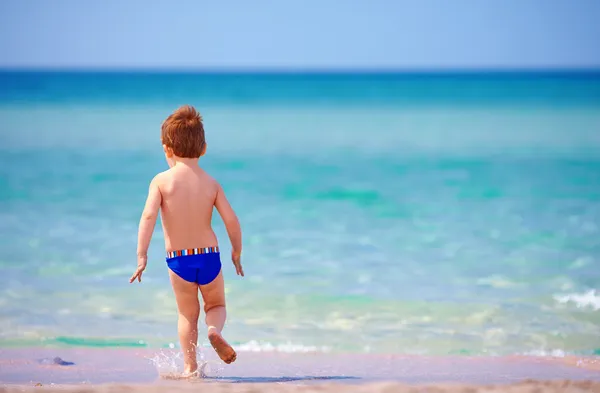 Schattige jongen spelen op het strand van de zee — Stockfoto