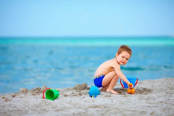 Cute kid playing on the sea beach — Stock Photo, Image