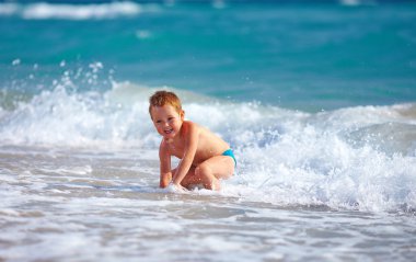 Deniz suyundaki eğleniyor mutlu çocuk çocuk
