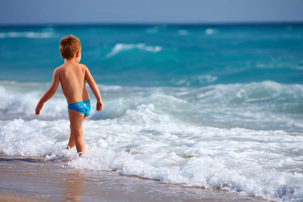 Παιδί ευτυχισμένη αγόρι διασκεδάζοντας στο νερό της θάλασσας — Φωτογραφία Αρχείου