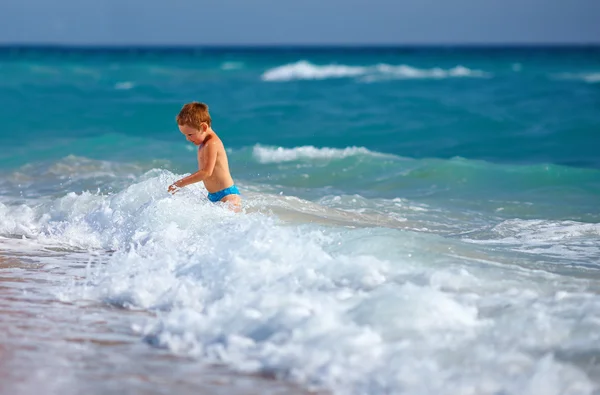 Gelukkige jongen kind plezier in zeewater — Stockfoto