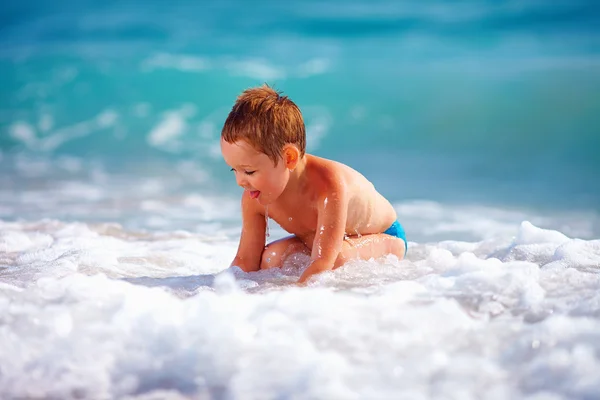 Niño feliz divirtiéndose en agua de mar —  Fotos de Stock