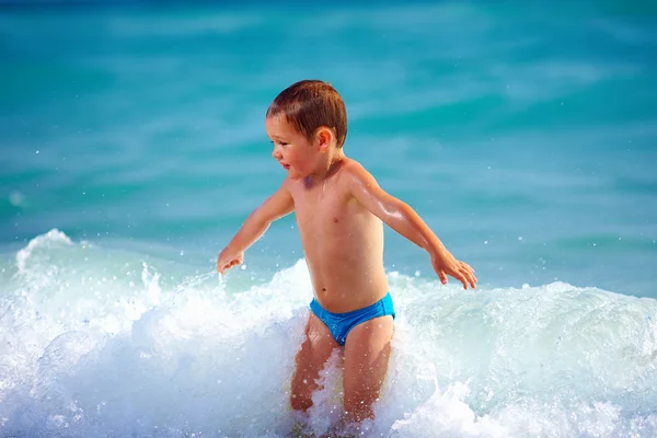 Niño feliz divirtiéndose en agua de mar — Foto de Stock