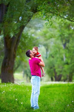 mutlu baba ve oğul dışarıda oynarken orman bahar