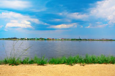 firth göle ve arkasında Köyü manzara. Kırım