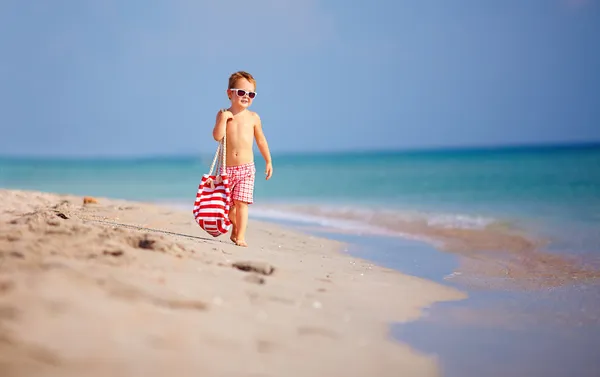Garoto bonito menino andando na praia do mar — Fotografia de Stock