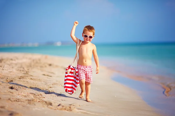 Schattige jongen jongen wandelen het strand — Stockfoto