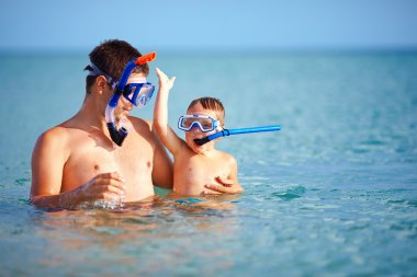 mutlu baba ve oğul snorkeling